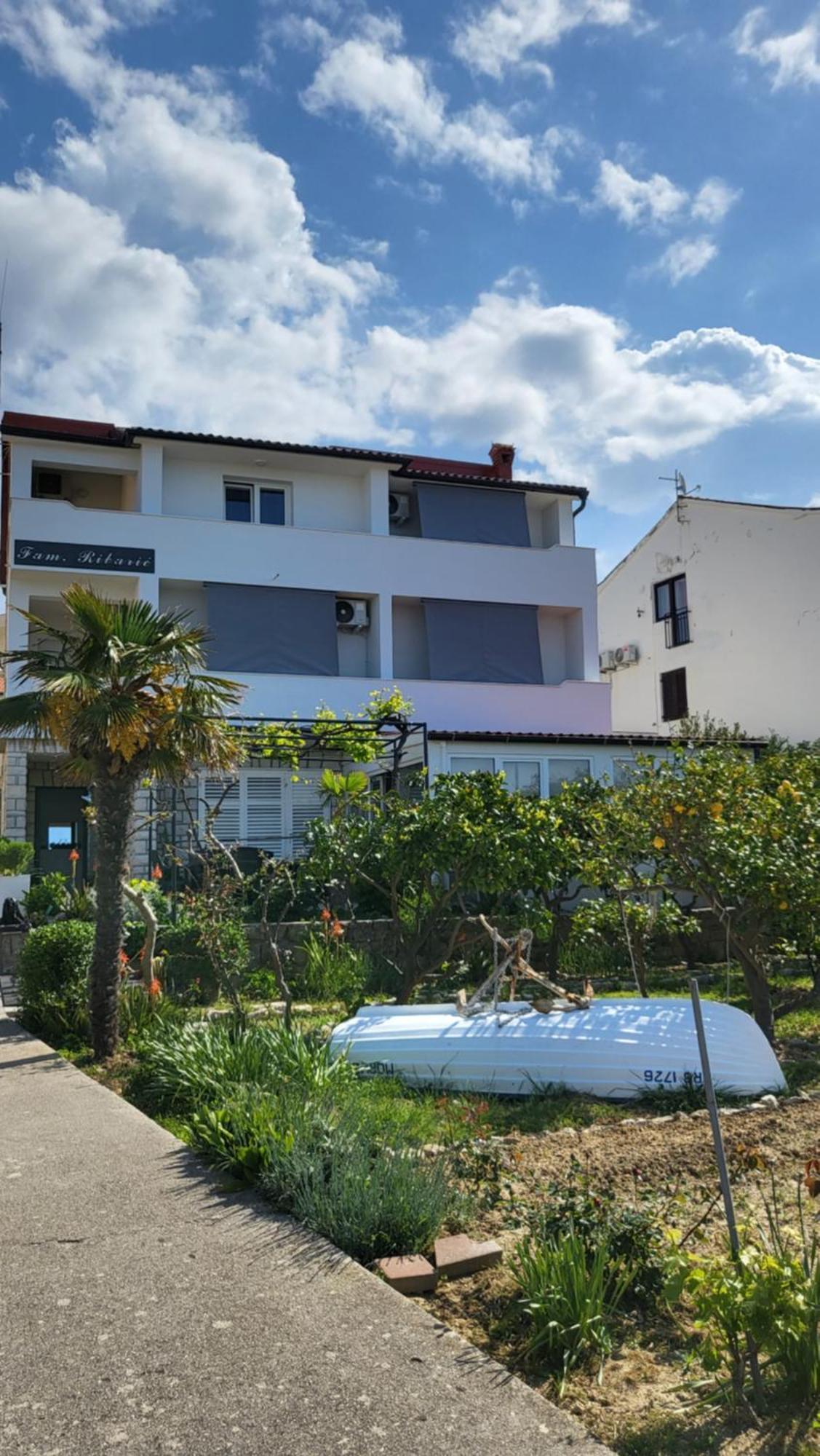 Banjol Apartments & Rooms Fam Ribaric מראה חיצוני תמונה