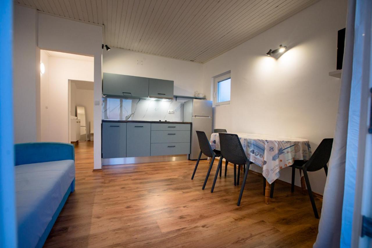 Banjol Apartments & Rooms Fam Ribaric מראה חיצוני תמונה