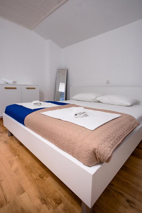 Banjol Apartments & Rooms Fam Ribaric מראה חיצוני תמונה