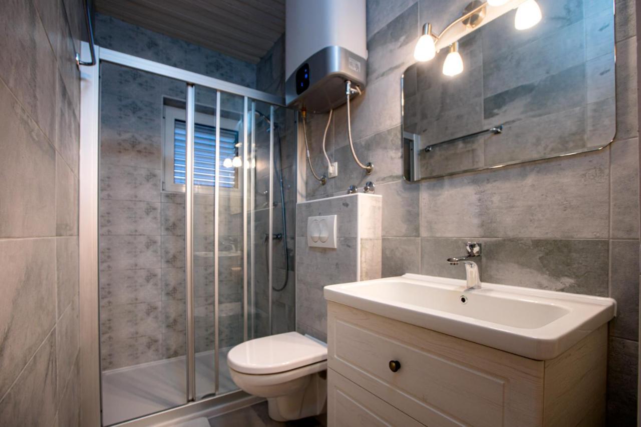 Banjol Apartments & Rooms Fam Ribaric מראה חיצוני תמונה