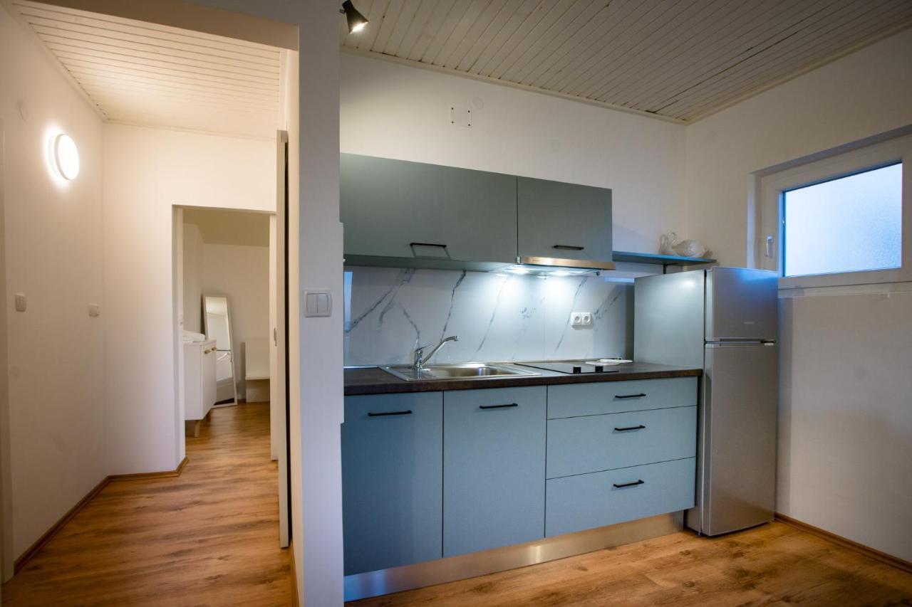 Banjol Apartments & Rooms Fam Ribaric מראה חיצוני תמונה