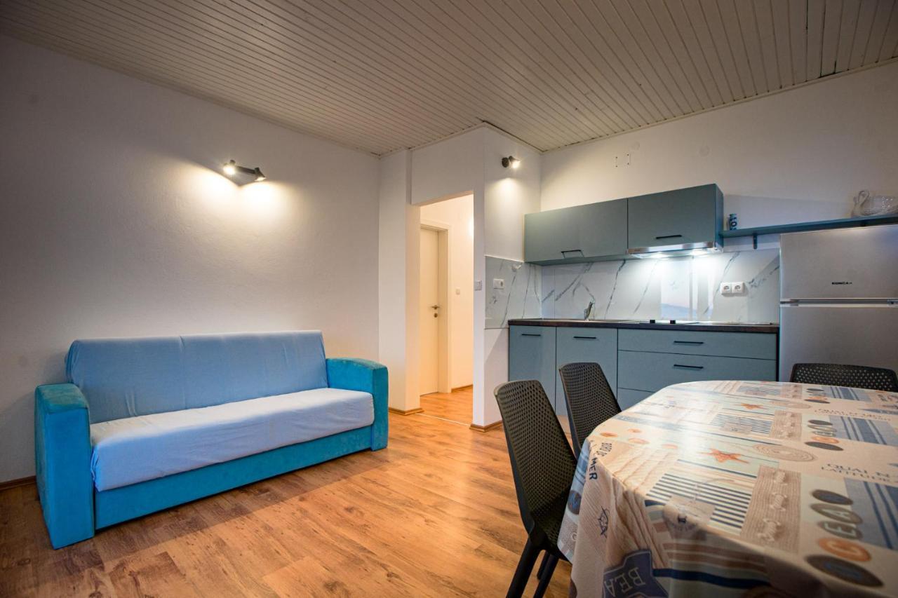 Banjol Apartments & Rooms Fam Ribaric מראה חיצוני תמונה